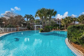 Pool - Jan Snowbird Special! – Walk 2 Baytowne 🚋 Free Tram & Pool | Market Street Inn 5 (Miramar Beach)