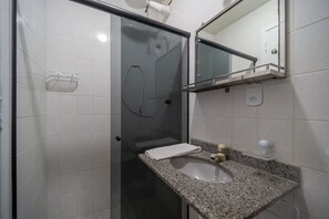 Deluxe Apartment | Bathroom | Shower, hair dryer, towels, toilet paper - Cf05 Prédio beira mar Apto 3 quartos (Cabo Frio)