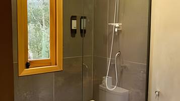 Comfort Chalet | Bathroom | Shower, free toiletries, towels, soap