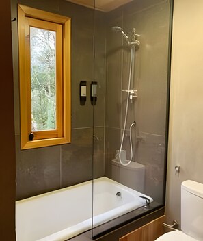 Comfort Chalet | Bathroom | Shower, free toiletries, towels, soap - Rancho Green Pine Valley (Urubici)