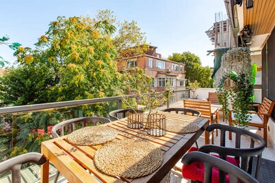 Modern Couples Attic apt w/ terrace near coffeeshop