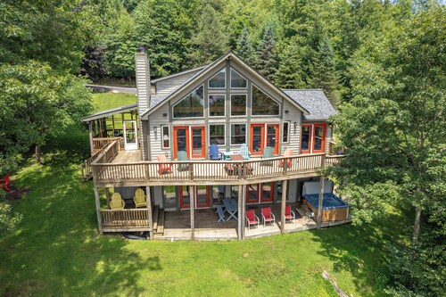 Chic Dog Friendly Chalet w/ Fire Pit & Hot Tub