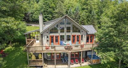 Chic Dog Friendly Chalet w/ Fire Pit & Hot Tub