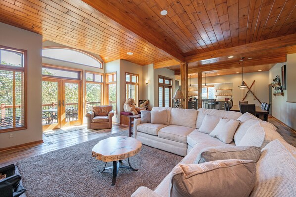 Een smart-tv, een open haard, een dvd-speler en tafelvoetbal