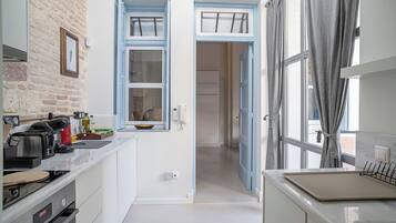 Fridge, oven, stovetop, coffee/tea maker