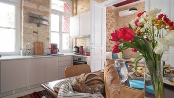 Fridge, oven, stovetop, coffee/tea maker