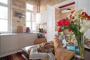 Fridge, oven, stovetop, coffee/tea maker - Athenian Cypress House (Athina)