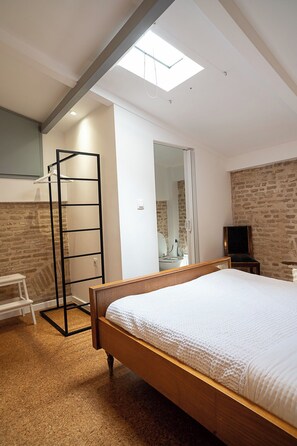 4 bedrooms, desk, iron/ironing board, WiFi