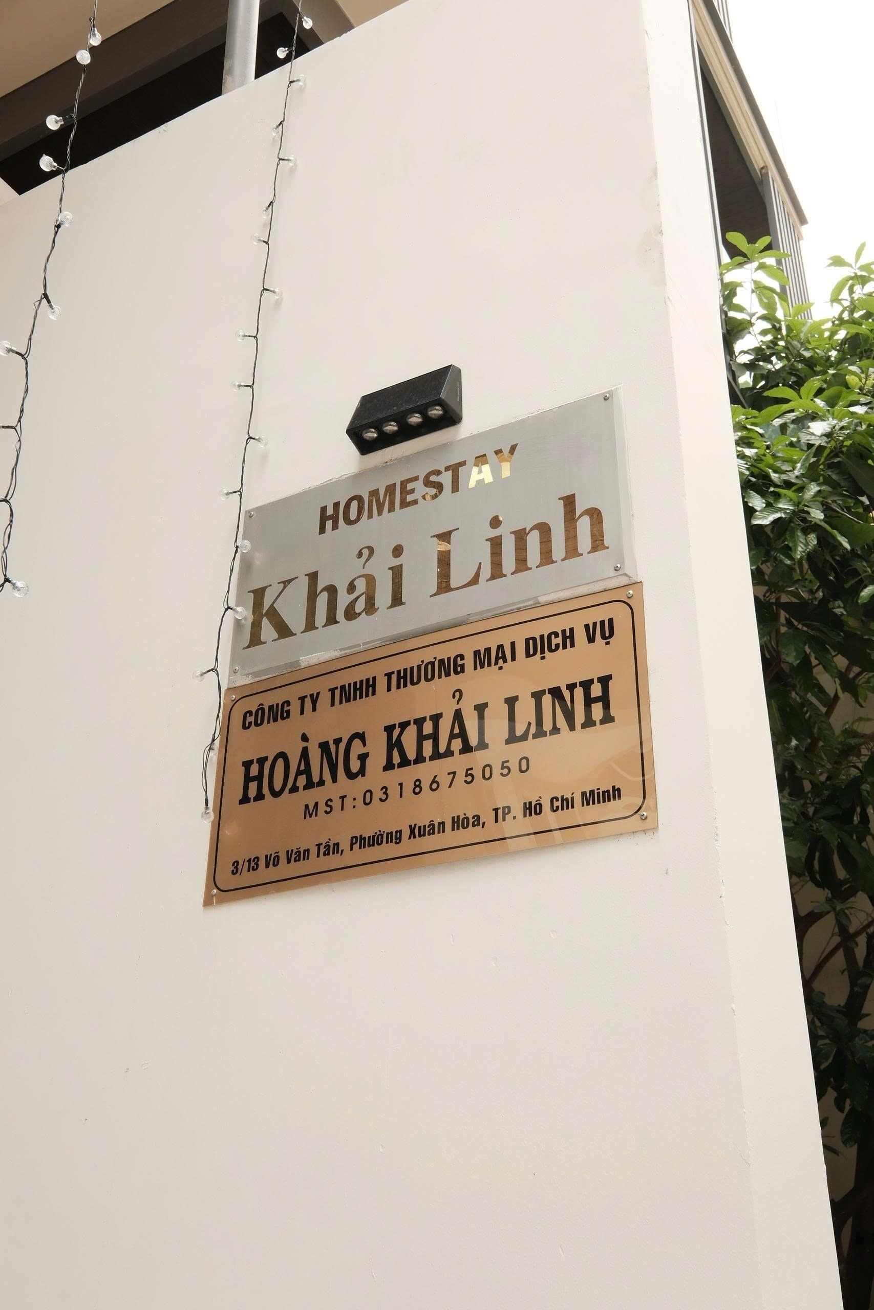 Un cartel con 'HOMESTAY Khai Linh' e información de contacto para un alojamiento en Hoang Khai Linh.
