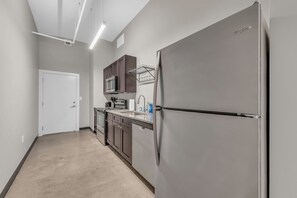 Private kitchen - Lovely 1bedroom/1bath in Kansas Free WiFi Parking Clean and Comfortable (Kansas City)