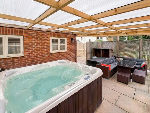 2 bedroom accommodation in Maltby Le Marsh, near Mablethorpe