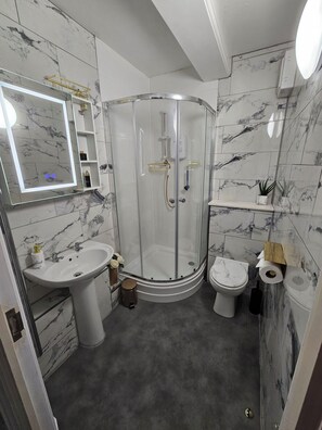 Chuveiro, secador de cabelo, toalhas de banho, sabonete