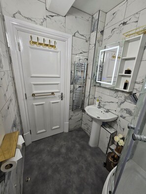 Shower, hair dryer, towels, soap - City centre location studio (Bristol)