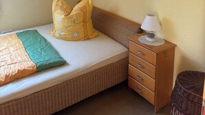 A room with a bed, a nightstand, a lamp, and a small picture on the wall. - Beautiful top floor apartment with balcony in Osloß (Osloß)
