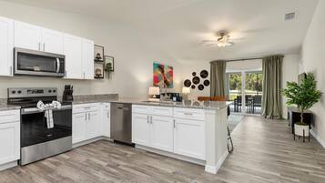 Jääkaappi, mikroaaltouuni, uuni, liesi