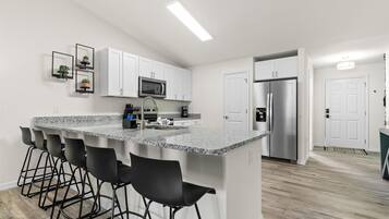 Frigorifero, microonde, forno, piano cottura