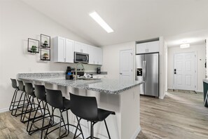 Fridge, microwave, oven, stovetop - 2 homes in 1! Ideal for several families! 6bdrms. 10 beds! Heated pool sleeps 12 (Port Charlotte)