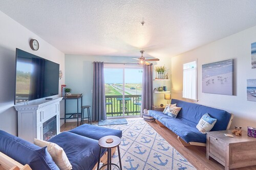 NEW! Walk to town and beach, Balcony, Romantic, (Sandpiper Approach)