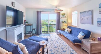 NEW! Walk to town and beach, Balcony, Romantic, (Sandpiper Approach)