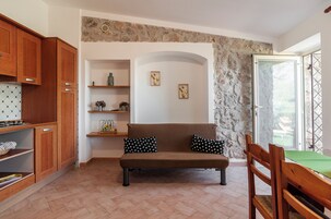 Appartamento, vista giardino | Soggiorno | TV a schermo piatto 32 pollici con canali digitali
