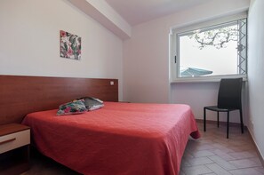 Huoneisto, näköala puutarhaan | Silitysrauta/-lauta, vuodevaatteet