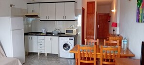 Een microgolfoven, een kookplaat, een koffiezetapparaat/waterkoker