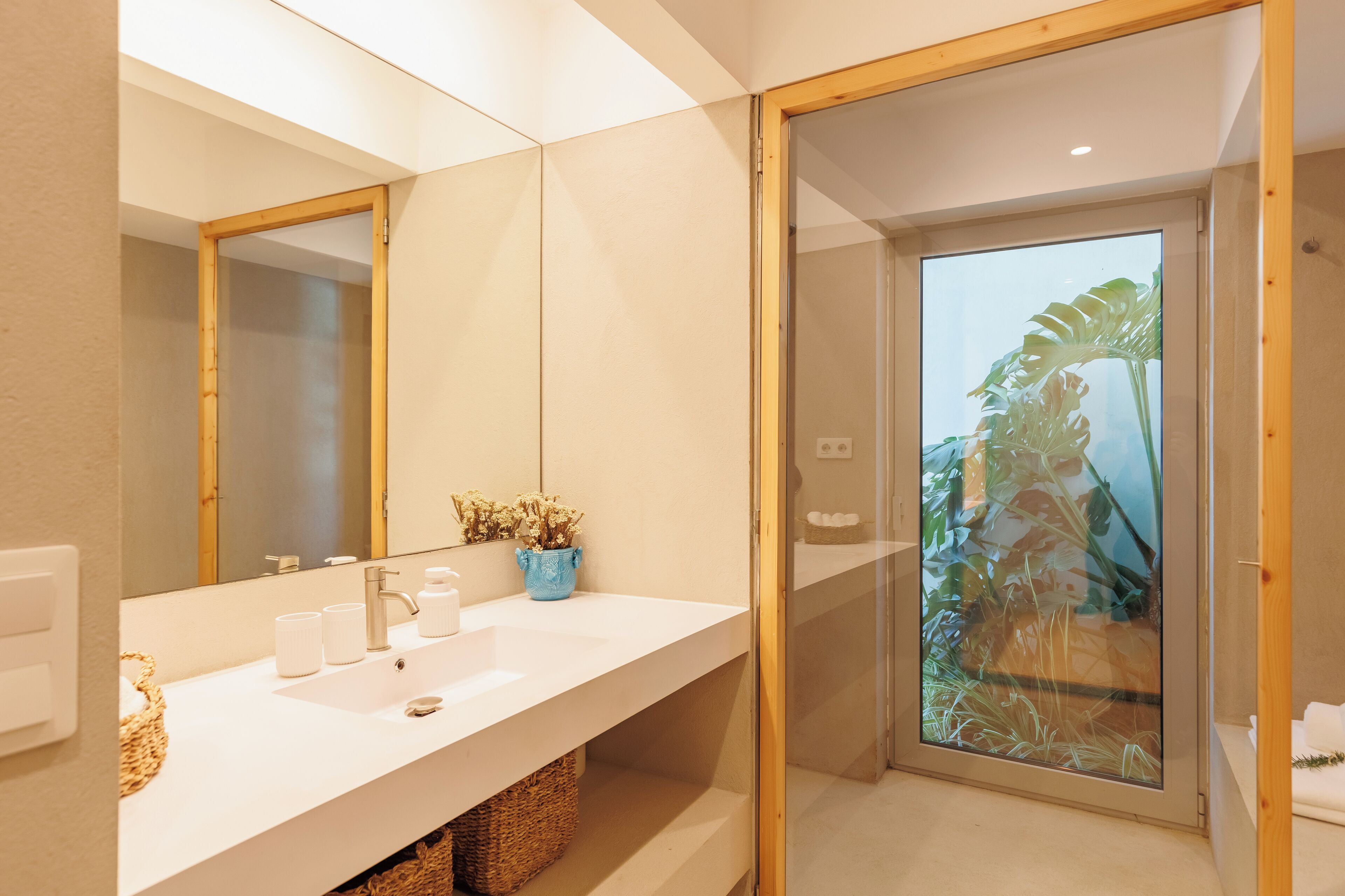 Apartemen Deluks, kolam renang pribadi | Kamar mandi | Shower, perlengkapan mandi gratis, sabun, dan sampo