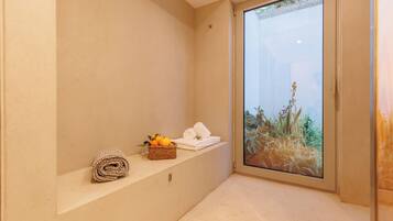 Deluxe appartement, privézwembad | Badkamer | Een douche, gratis toiletartikelen, zeep, shampoo