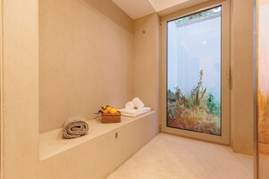 Magia | Bathroom | Shower, free toiletries, soap, shampoo