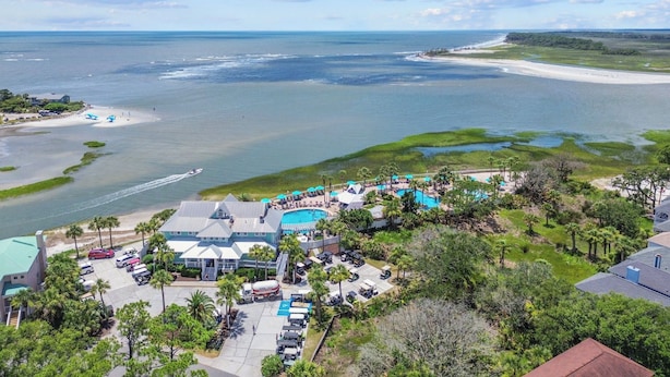 Een resort met zwembad, strand en uitzicht op de oceaan.