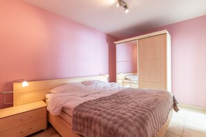 2 bedrooms, iron/ironing board - Flat by Seafront and Shopping Center (Blankenberge)