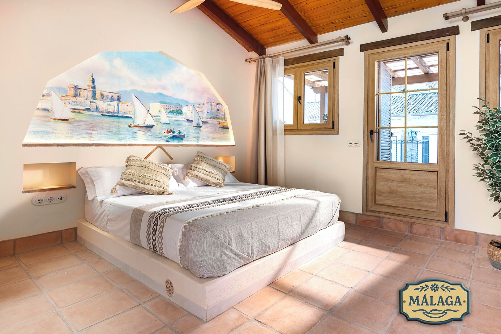 Design Studio (Con Jacuzzi / Malaga) | In-room safe, individually decorated, individually furnished