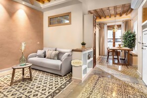 Leilighet – design (Exterior / Almeria) | Oppholdsområde | En 32-tommers smart-TV med digitale kanaler