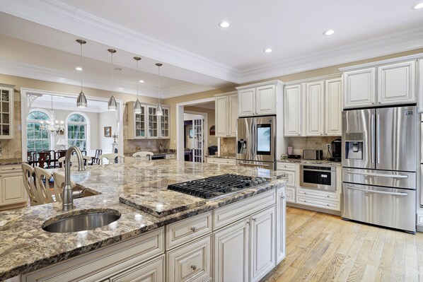 Fridge, oven, dishwasher, coffee/tea maker - Elegant Georgian Mansion in Potomac Maryland, family house (Potomac)
