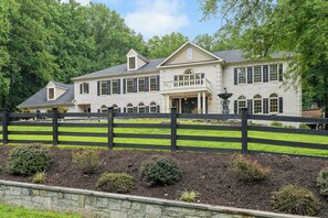 Exterior - Elegant Georgian Mansion in Potomac Maryland, family house (Potomac)