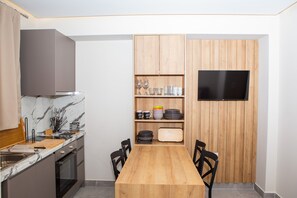 Fridge, oven, coffee/tea maker, toaster