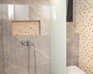 HandtĂŒcher, Seife, Shampoo, Toilettenpapier