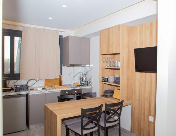 Fridge, oven, coffee/tea maker, toaster