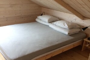 2 bedrooms, travel cot, free WiFi, bed sheets