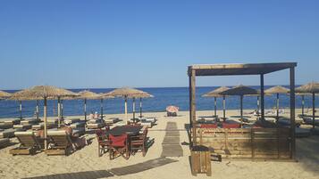 Chaises longues, parasols