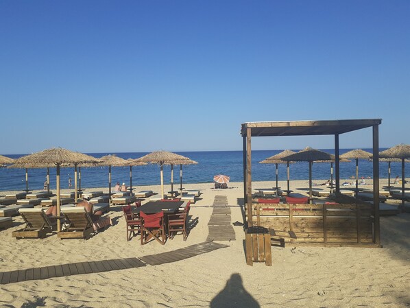 كراسي للتشمس، مظلات الشاطئ