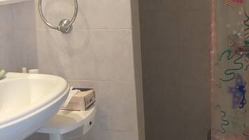 Appartement | Salle de bain | Douche, articles de toilette gratuits, sĂšche-cheveux