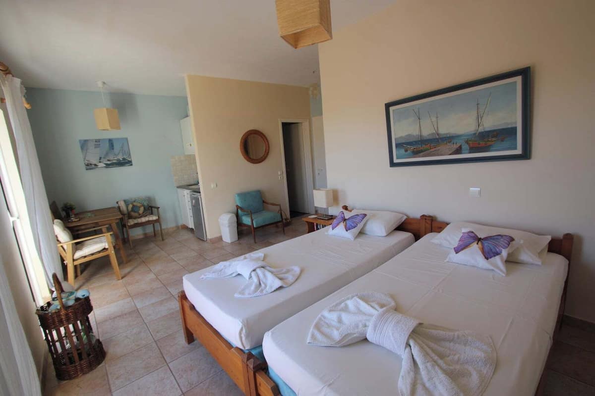 Estudio superior, vista parcial al mar | 1 habitación y wifi gratis