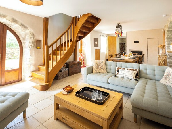 TV, fireplace, table tennis, books - Two-Villa Estate with Pool & Valley Views (Salvagnac-Cajarc)