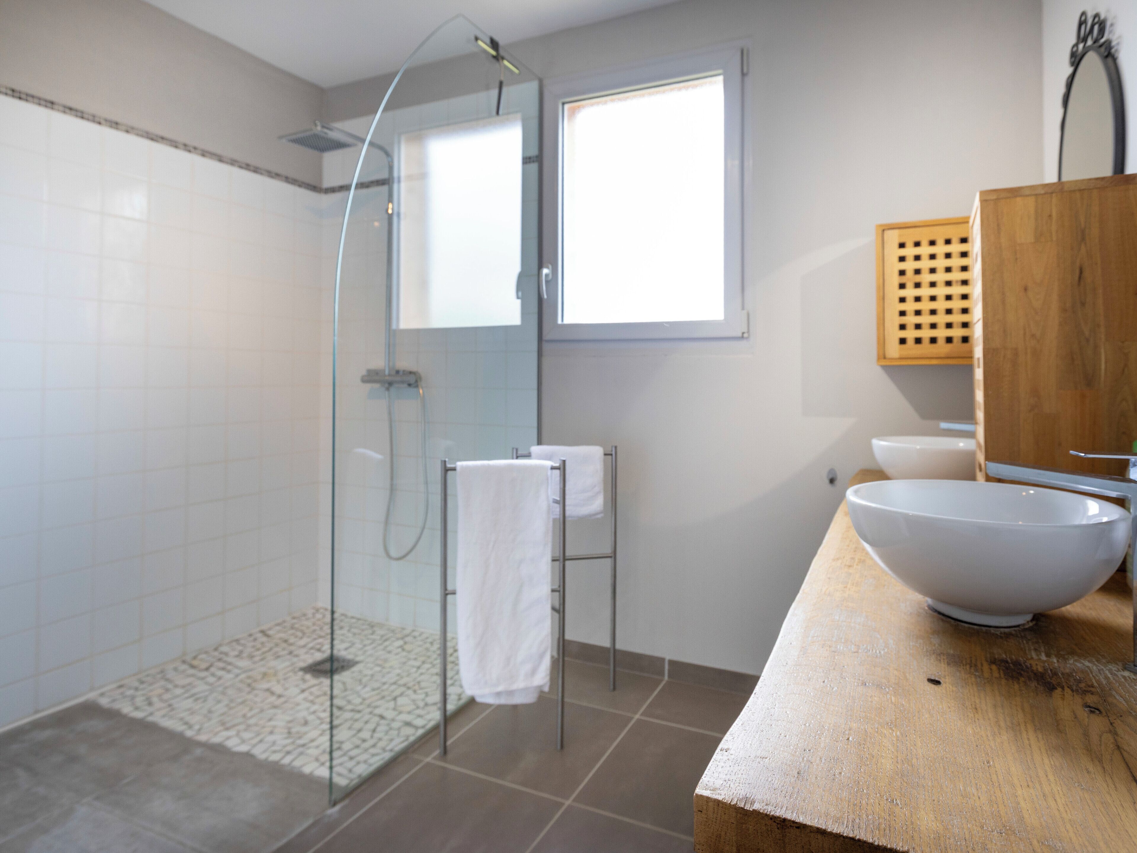Dusche, Haartrockner, Handtücher