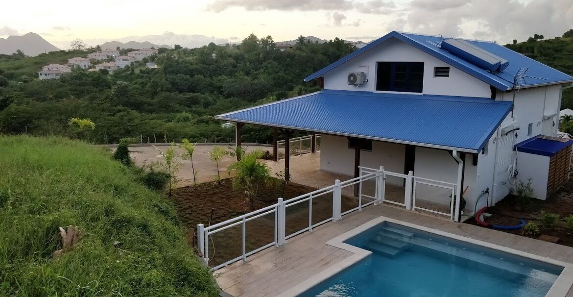 Een buitenzwembad en een verwarmd zwembad