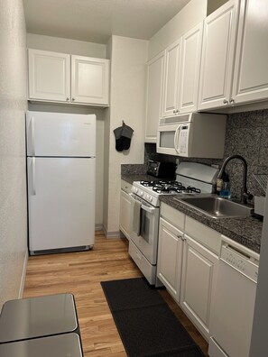 Private kitchen - Top floor Uptown apartment!
Pet friendly in a lively neighborhood (Denver)