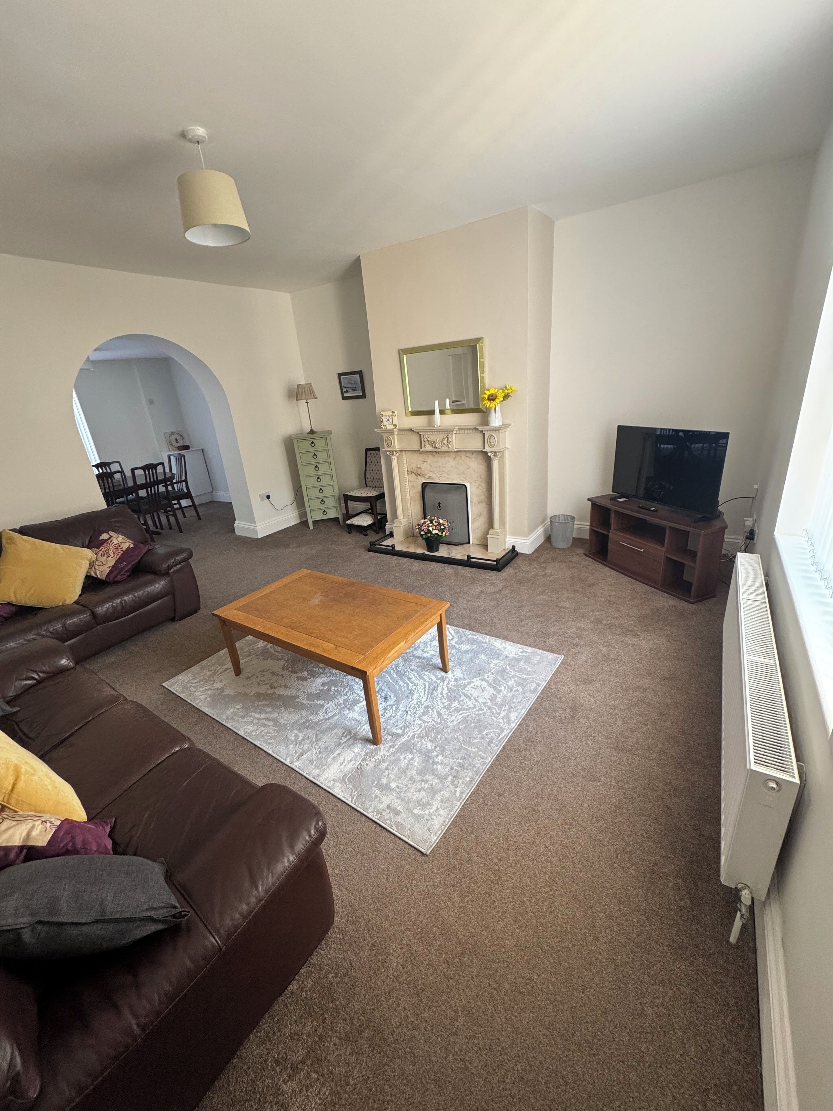 Een smart-tv en boeken