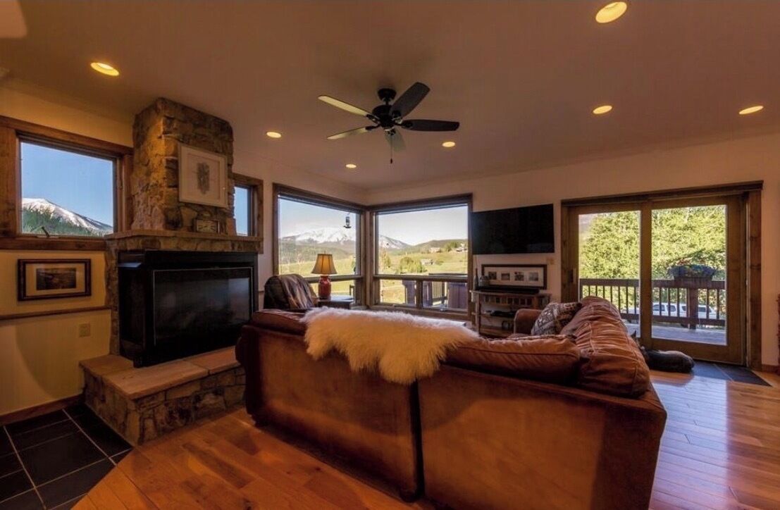 Smart-tv och eldstad