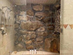 Secadora de cabello, toallas, jabón, papel de baño 